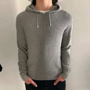 Grå Cashmere Limited Edition Moncler Hoodie - Extremt fet & eftertraktad hoodie från Moncler i kashmir! Riktigt bra skick, inga defekter! Nog en av de snyggaste på marknaden. Hör av dig vid eventuella frågor! Priset är inte hugget i sten!😁