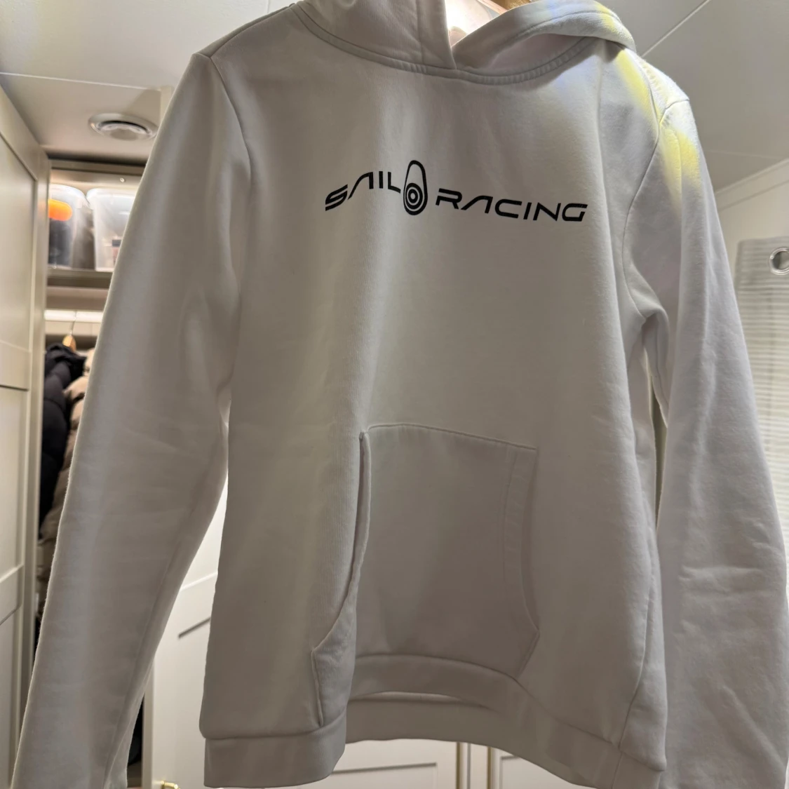 Vit hoodie från Sail Racing