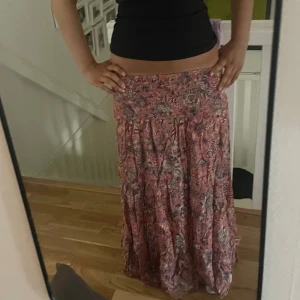 Mönstrad långkjol från Marta - En jättefin rosa/korall färgad långkjol från Marta. Den har ett blommigt mönster och är väldigt skön i materialet💕säljer pga att den är för kort för mig, skulle passa någon som är runt 165cm lång😇