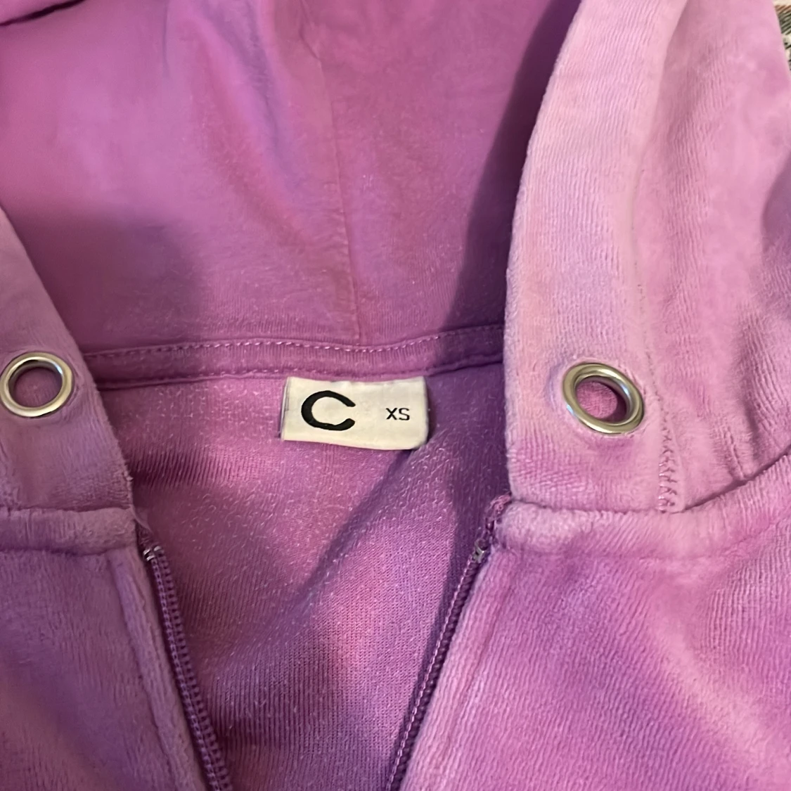 Ljuslila hoodie med strass från C - 3