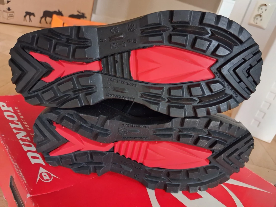 Svarta Dunlop Purofort stövlar med röd kant - 2