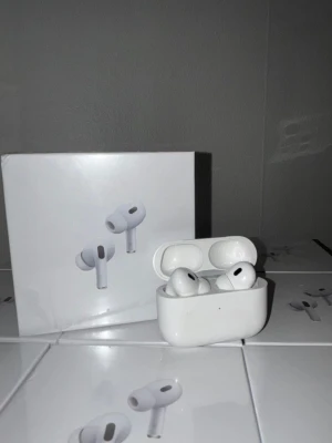 AirPods Pro gen 2 - Snygga och populära AirPods Pro med aktiv brusreducering och trådlös laddning. Hörlurarna och laddningsetuiet är i gott skick med mindre ytliga repor. Perfekt för musik, samtal och träning. Levereras med originalförpackning.