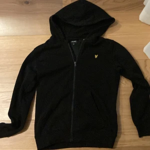  Lyle & Scott Hoodie - Säljer en svart hoodie från Lyle & Scott. Passar XS/S. 