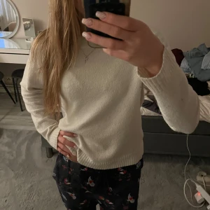 Vit stickad tröja  - Vit stickad tröja från Vero Moda. Lite nopprig men inte så nopprig som kan bli. 