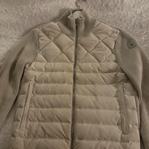 Moncler cardigan  - Moncler cardigan. Väldigt eftertraktad moncler carigan beige 10/10 skick. ÄKTA verifierad. Bara att skriva vid minsta lilla.