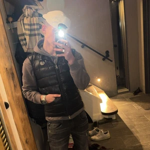 Svart dunväst från Moncler - 2500 kr, kedjan e lite skum, lite kort e den annars så e den i bra skick, passar S/M på m kan den vara lite kort, byten funkar 