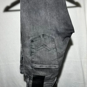 Replay jeans - Säljer ett par gråa replay anbass på grund av att de blivit för små för mig! Jeansen är i storlek 31/30 och är väldigt snygga! Köpte jeansen från Åhléns för 1800kr