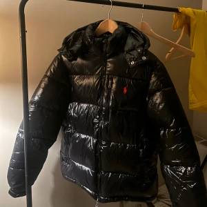 Ralph Laurent jacka - Säljer en nästan helt ny Ralph Laurent jacka i storlek S, inga defekter eller något! Kom dm för mer info!
