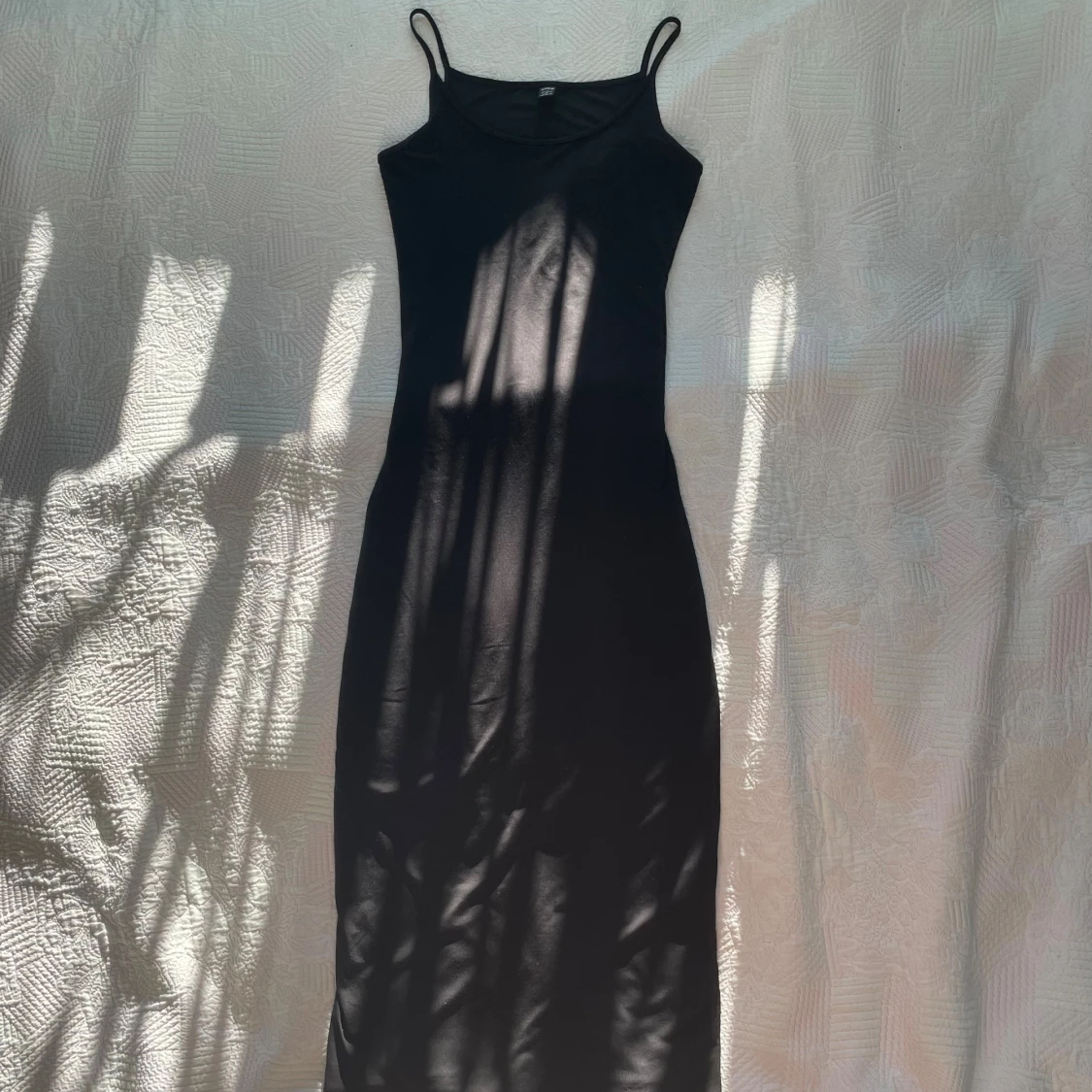 Svart långklänning med smala axelband