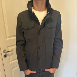 Field Jacka - Säljer denna feta Field jackan från S.Oliver. Passar perfekt nu till hösten. Storlek M, modellen är 186cm 73kg.