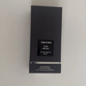 Tom Ford - Oud Wood - 100ml - Säljer min Tom Ford Oud Wood Eau de Parfum (100ml). 95% - 99% kvar i flaskan. En exklusiv och elegant doft med träiga och kryddiga toner - perfekt för dig som vill ha något unikt och lyxigt.