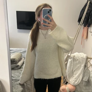 Vit stickad tröja från Gina Tricot - Mysig vit stickad tröja från Gina Tricot i storlek XS. Tröjan har en rund halsringning och långa ärmar med lite loose passform.  Köpt för runt 250kr pris kan diskuteras!