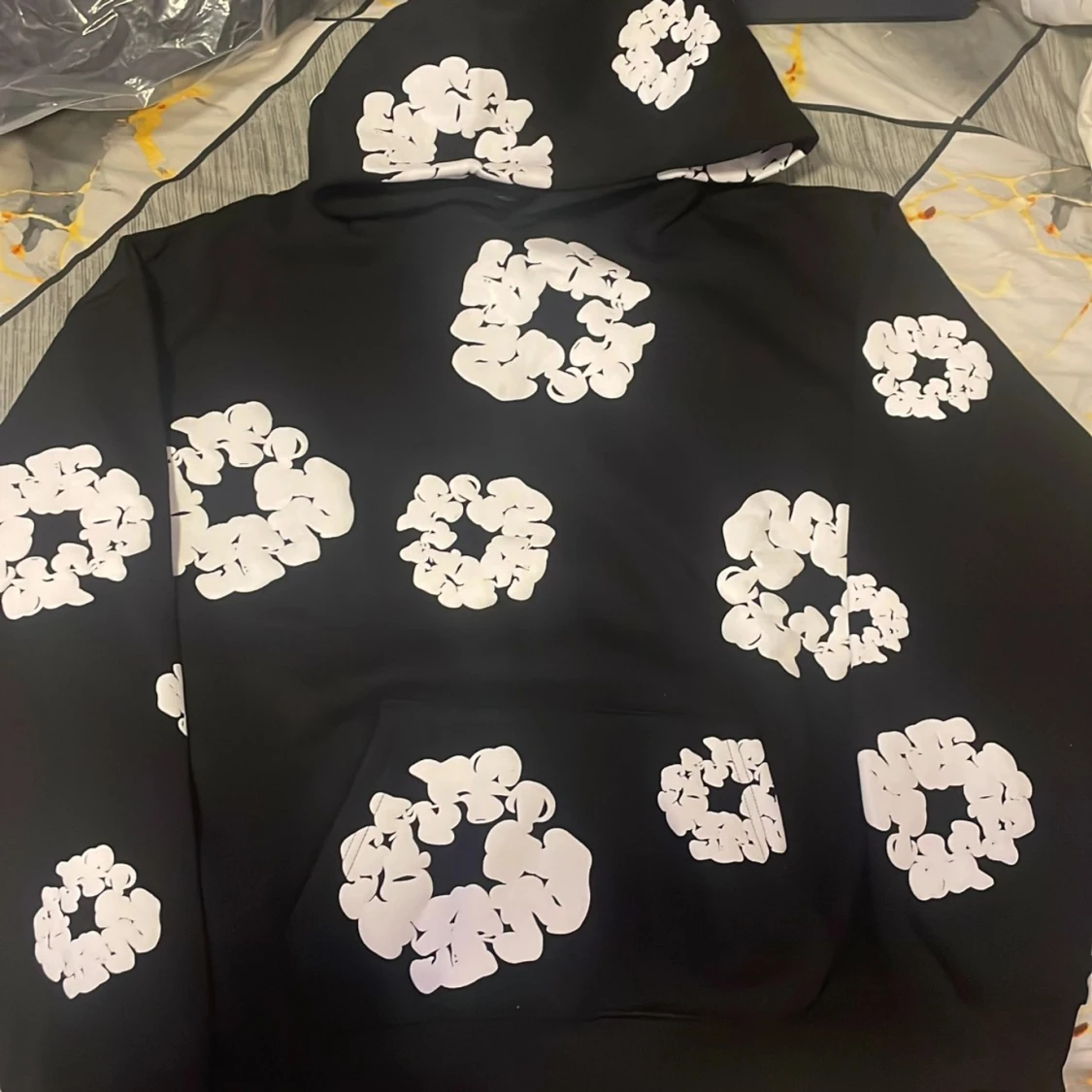 Svart hoodie från Denim Tears med blommor