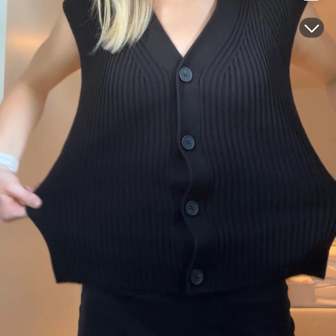 Svart ribbad topp med knappar - 2