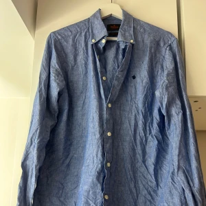 Morris Linné skjorta - En as fet linne skjorta från Morris!! Passar perfekt till sommarn säljes även billigare nu när det inte är säsong för linneskjortor!! Tror ej den säljs längre heller hitta ej på nätet när ja sökte men vet inte. Kan lösa bättre pris vid snabb affär!! NY PRIS 1250-1599