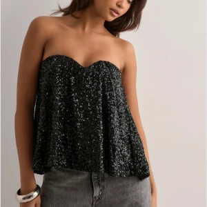 Svart glittrig tubtopp med paljetter - Använt en gång 