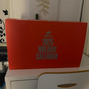 NOCCO 2025 Holiday Calendar - NOCCO 2025 Holiday Calendar i nyskick, oöppnad och perfekt som present eller för att räkna ner till jul.  Kan hämtas från mig eller mötas upp, kan även fraktas såklart ! 😁 