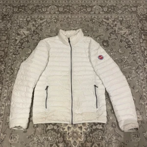 Vit colmar jacka! - Snygg vit colmar jacka perfekt till vintern! Storlek S hör av er vid funderingar