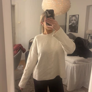 Vit stickad tröja från & Other Stories -  stickad tröja från & Other Stories