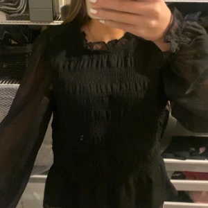 Svart blus  - Säljer en svart blus då den sällan används. passar även S och Xs❤️