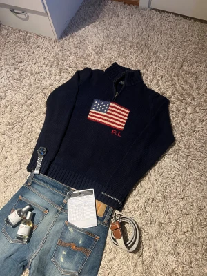 Polo ralph lauren quarter zip usa flag stickad tröja marinblå S  - Polo ralph lauren tröja herr med klassiska USA flaggan. Den är stickad och i mycket bra skick. Sitter som storlek S. Passar dig mellan 165-179cm. Postas antigen samma dag som köp eller dagen därpå🙌💯