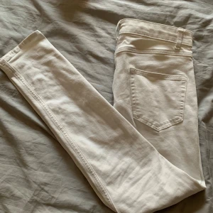 Vita Jeans från denim goods - Snygga vita jeans från Denim goods i storlek 28/32. Perfekta för dig som gillar stilrena och fräscha looks.