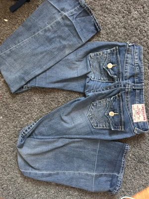 True religion jeans - Använda flertalet gånger men inga defekter utom de som syns på bilderna som orsakats av att ha varit uppsydda                                                   Jag kan tänka mig gå ner lite vid snabb affär men inte orimligt mycket 🧡.                                               Köpta i maj detta året och utom hållet efter ståden så har jag tagit väl hand om dem.                   Säljer för att de inte riktigt är min stil längre❤️