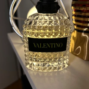 Valentino Uomo Born in Roma - Valentino Uomo Born in Roma Yellow Dream, runt 85/100ml kvar. Snygg flaska och modern design, perfekt för dig som vill sticka ut med en ikonisk doft från ett trendigt modehus.