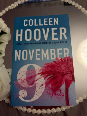 November 9 - En modern roman av Colleen Hoover, perfekt för unga vuxna. Omslaget är färgstarkt med en stor blomma och siffran 9, vilket ger en känsla av dramatik och känslor. Passar dig som gillar starka berättelser och relationer.