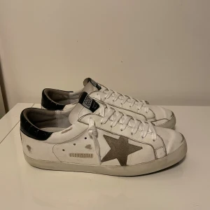 Golden goose Superstar  - Säljer nu dessa Golden goose Superstar skor i storlek 43, skriv för fler bilder/frågor🙌🏼