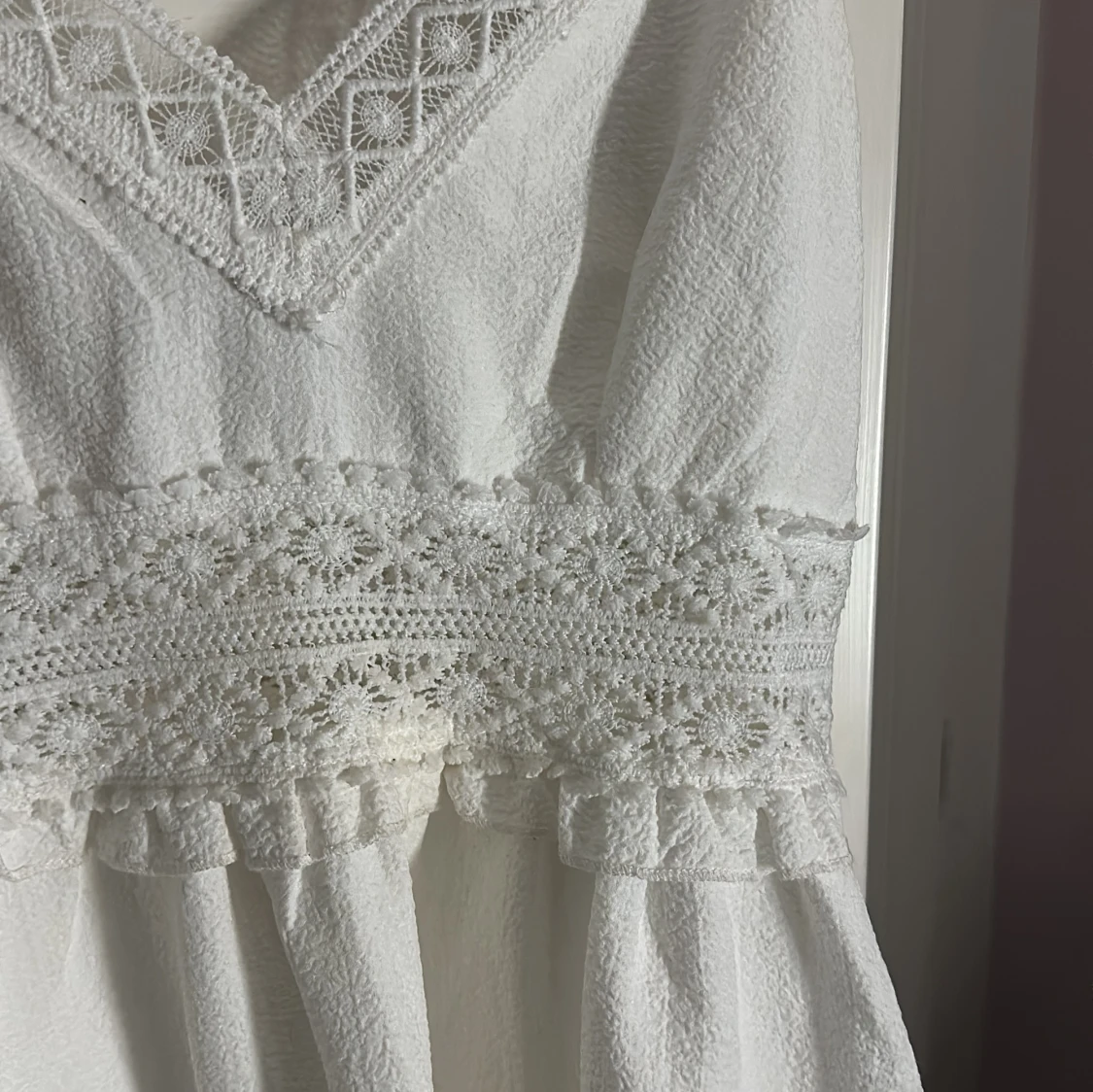 Vit spetsklänning med smala axelband - 3