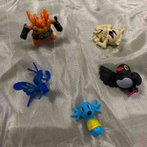 Pokemon Figurer / Leksaker Pikachu  - Samling med 20 färgglada Pokemon-figurer i plast. Perfekt för samlare eller lek! Figurerna visar populära karaktärer som Pikachu, Chansey och fler. Vissa har mindre färgslitage, men överlag gott skick. Roliga detaljer och varierande storlekar, ca 3-5 cm höga. 25kr/bild /5 st 