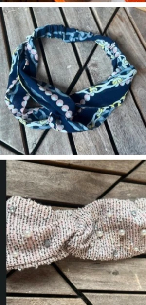 Två snygga hårband med mönster och pärlor - Säljer två hårband! Ett marinblått med blommigt och kedjeinspirerat mönster i ljusblått, rosa och gult, gjort i mjukt tyg. Det andra är ljusrosa med svarta ränder, dekorerat med pärlor och glittriga stenar, i ett tweed-liknande material. Perfekt för att lyfta din look.