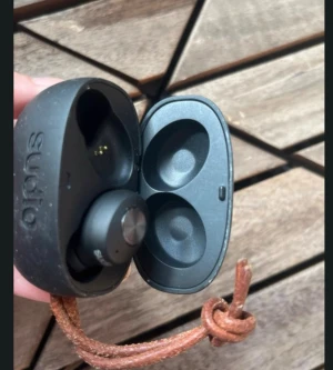 Sudio trådlösa hörlurar - Sudio trådlösa hörlurar med laddningsetui. En hörlur syns i fodralet, den andra saknas. Fodralet har en snygg design med läderrem. Viss yttre slitage på fodralet, men i övrigt ser produkten ut att vara i gott skick. En saknas 