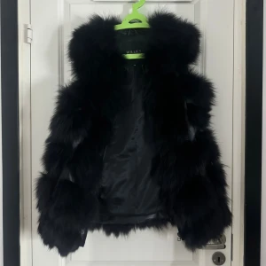 Svart pälsjacka från Hollies -skickar idag - !ÄKTA! Säljer en svart fluffig pälsjacka från Hollies i storlek 36. Jackan är sällan använd och är i jättefint skick! Inga skavanker eller något slitage alls🩷