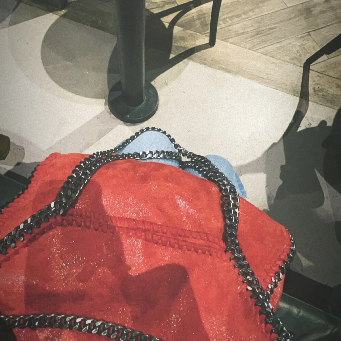 Röd väska med kedjedetaljer - 2