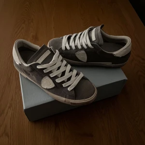 Philippe Model grå mocka sneakers - Säljer ett par models🙌🏻| Storlek 42 | Skick 9.5/10🔥| Skriv vid minsta fundering 💭 