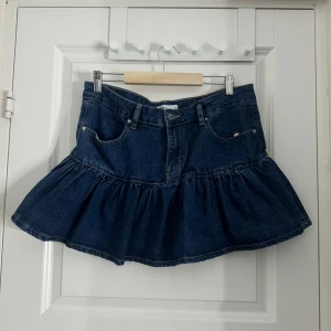 Volang jeanskjol från Gina Tricot - skickar idag  - Mörkblå jeanskjol från Gina Tricot med volang. Använd 1 gång men var i fel storlek. Inga skavanker eller något slitage alls 🩷