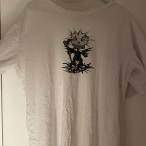 Drain Gang upper realm vit T-shirt [L] - Vit drain gang upper realm T-shirt i storlek L från deras turné 2022, använd fåtal gånger och i bra skick. Möts i Stockholm eller fraktas