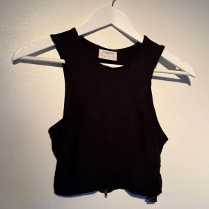 Croptop - Croptop från veromoda med dragkedja i ryggen. Storlek xs