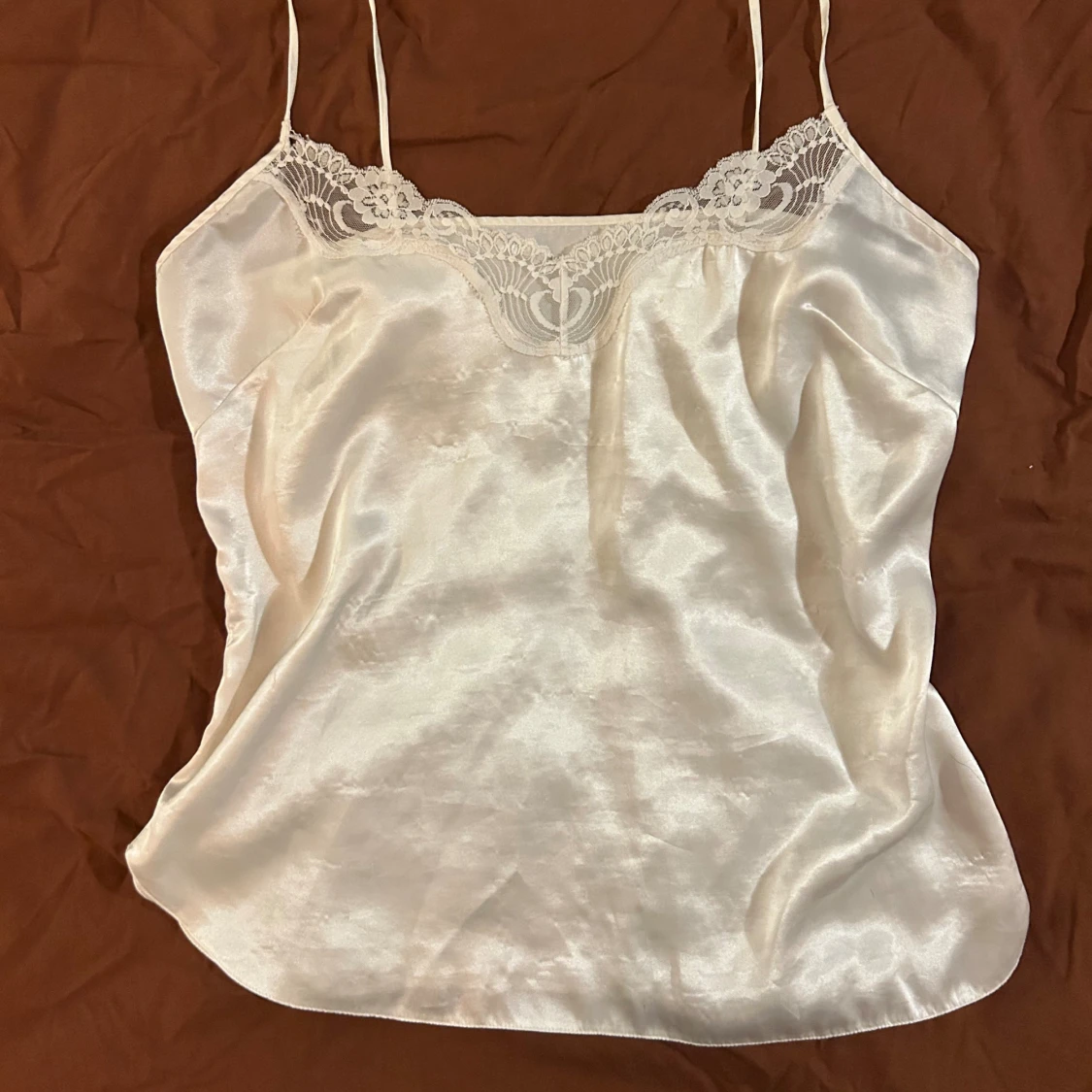 Vitt satinlinne med spets - 2