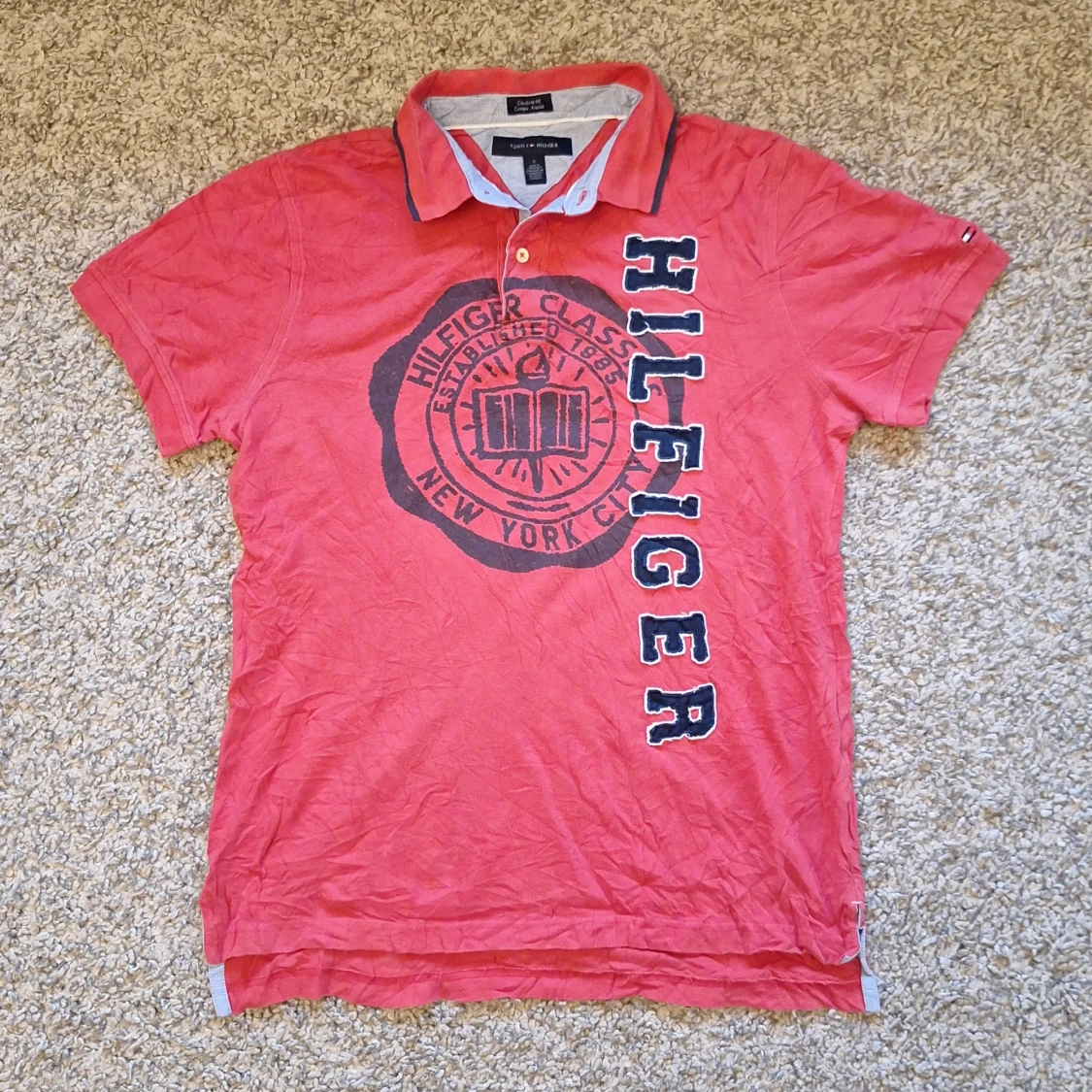 Röd Tommy Hilfiger pikétröja 