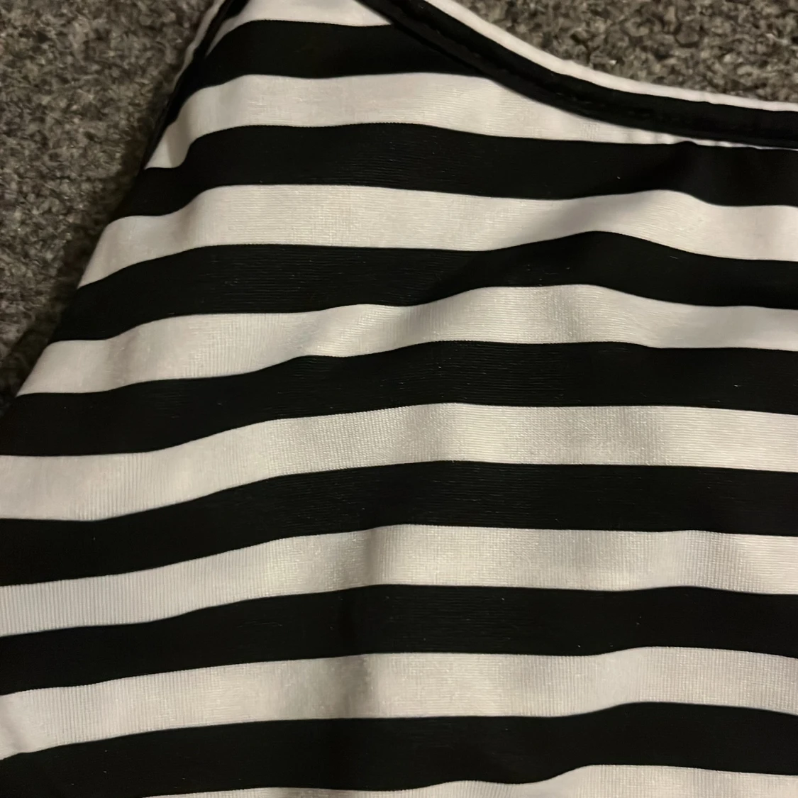 Svartvit randig bikiniöverdel - 2