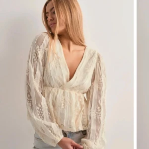 Gina tricot blus - En jättefin blus från Gina tricot❤️ Använd två gånger och har inga defekter! Skriv vid frågor eller fler bilder❤️