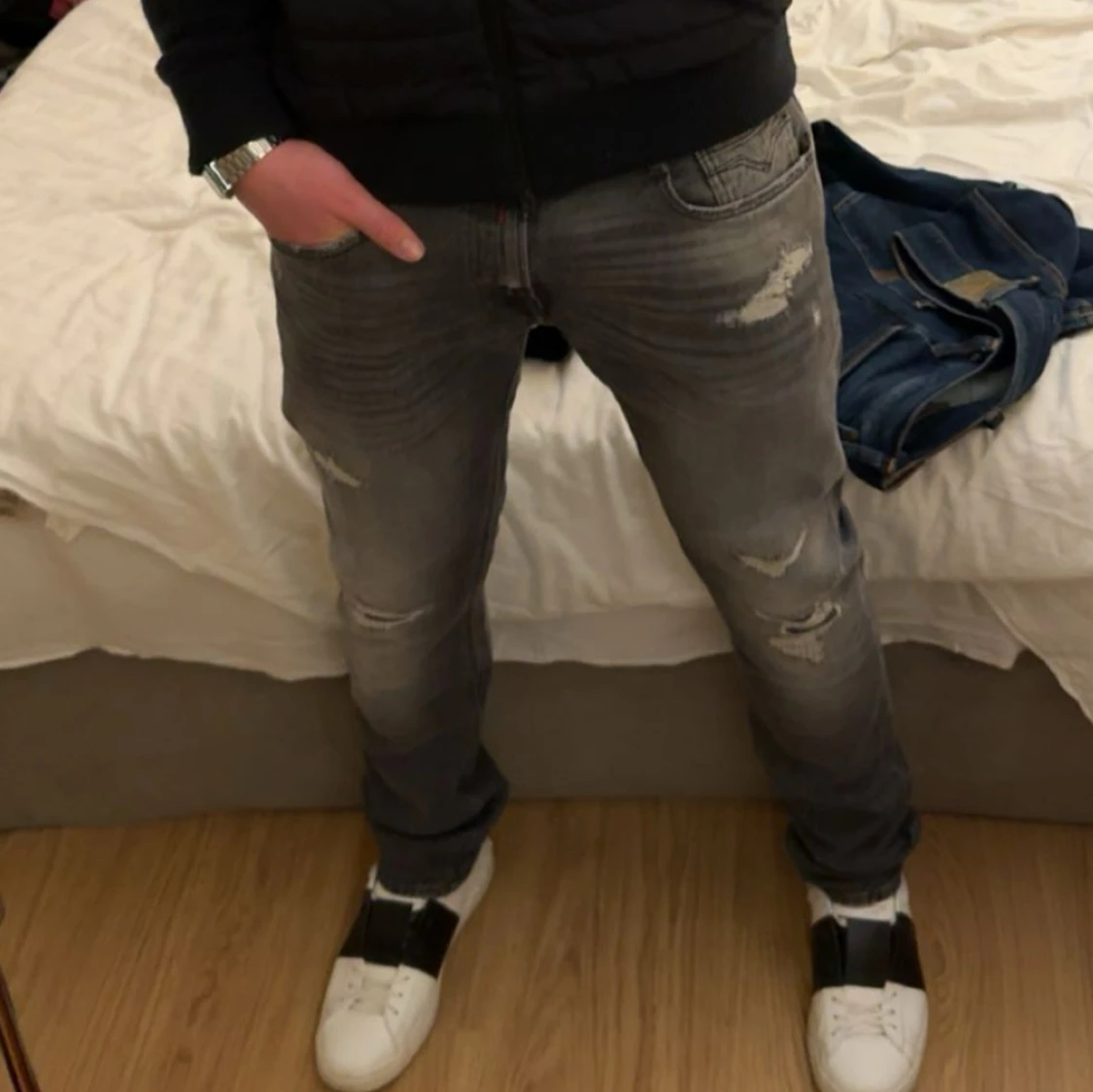 Grå slitna jeans från Replay Rocco - 4