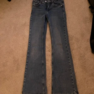 Blå bootcut jeans storlek 152 - Snygga blå jeans med bootcut ser nya ut 