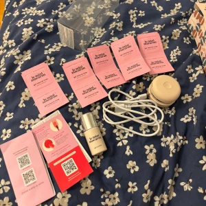 Le Mini Macaron gel manicure kit - Gel manicure kit från Le Mini Macaron i färgen Coconut Yogurt. Innehåller en beige LED-lampa formad som en macaron, USB-sladd, gel polish och flera rosa gel removal wraps. Perfekt för att fixa snygga naglar hemma.