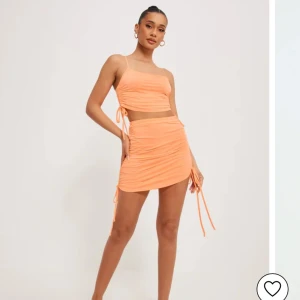 Nelly kjol och topp - Ett jättesnyggt set med kjol och topp från Nelly! Säljer då det tyvärr inte kommer till användning, aldrig använt❤️ Materialet är stretchigt och i färgen peach❤️ Skriv vid frågor eller fler bilder!