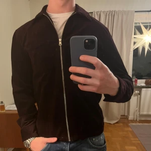 These Glory Days Overshirt brun - Säljer denna sjukt snygga Overshirten från These Glory Days⭐️ Färgen är brun och storleken är M✅ Den har inga defekter och skicket är utomordentligt🙌🤝 Sjukt najs passform och passar perfekt till hösten🍁🙌 Tveka inte på att höra av er dig vid minsta fråga eller fundering😊