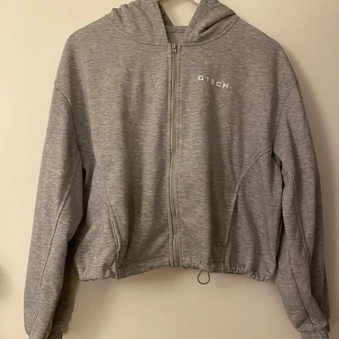 Grå hoodie från GTECH med snörning